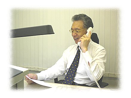 電話回答中の井ノ川先生
